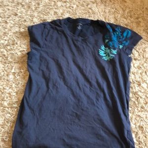 Blue tee with floral decal on side 💙